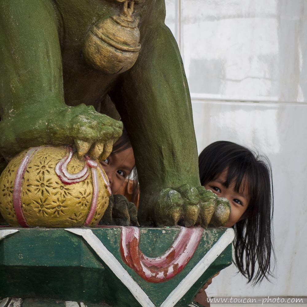 Enfants jouant à cache-cache, Temple Ben Tou Gong, Paksé, Laos