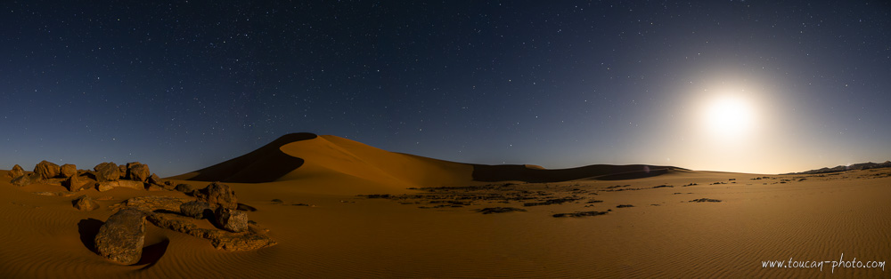 Une nuit de pleine Lune dans le Tassili de l'Immidir, Sahara, Algérie