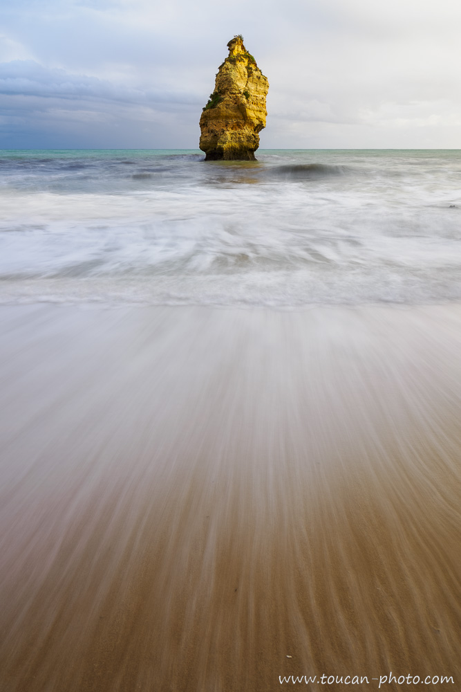 Piton rocheux isolé, Praia de Mesquita, Algarve, Portugal